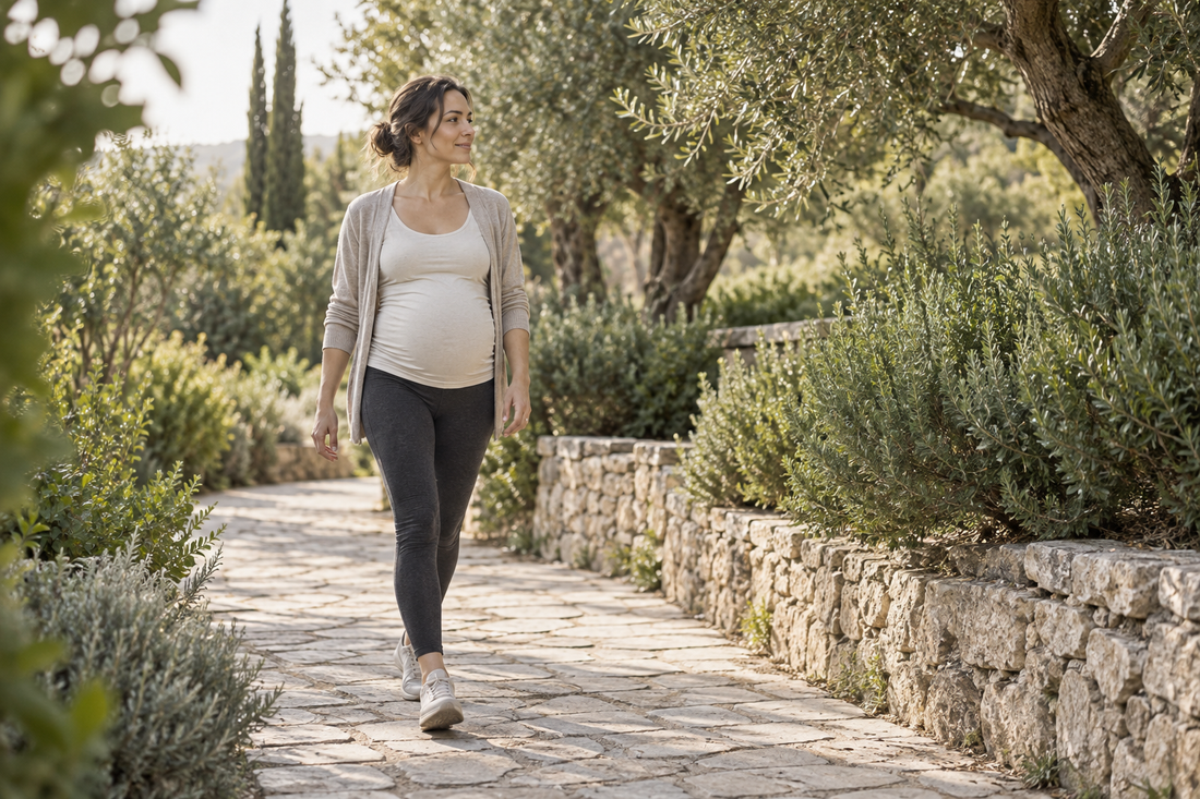 אישה בהריון בפעילות גופנית מתונה — הליכה ותרגילי מתיחה בבגדי ספורט נוחים